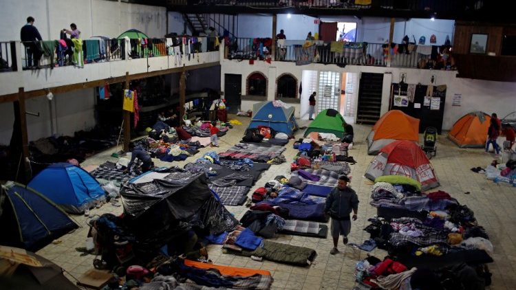 Migranti u privremenom skloništu u Tijuani (Meksiko)