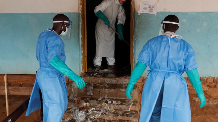 Medizinische Hilfskräfte reinigen ein Krankenhauszimmer, in dem zuvor ein Ebola-Patient untergebracht war