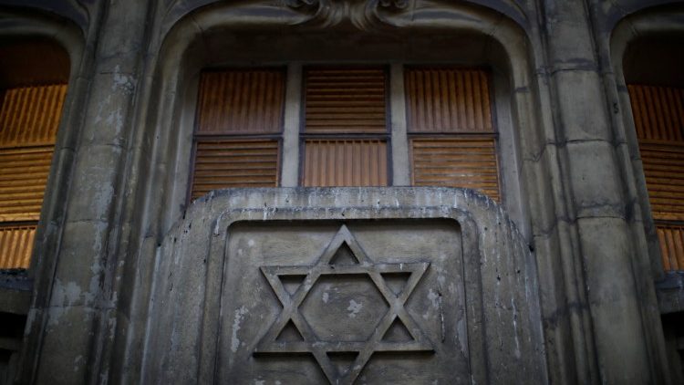 Davidsstern über dem Eingang einer Synagoge in Paris