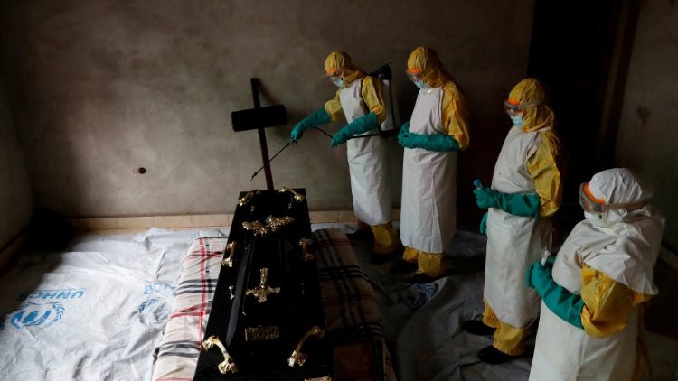 Ebola-Helfer vor der Beerdigung eines Opfers in Beni, Nord-Kivu