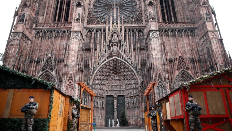 Devant la cathédrale Notre-Dame de Strasbourg, au lendemain de l'attaque, le 12 décembre 2018