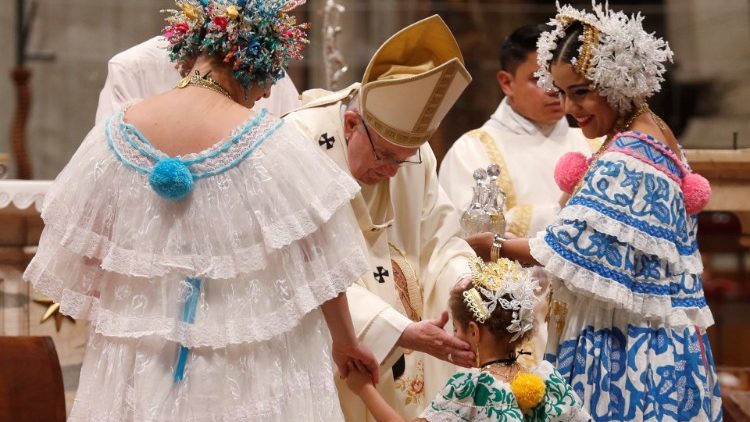 Der Kontinent und die vielen Kulturen: Papst Franziskus feiert die Heilige Messe im Petersdom