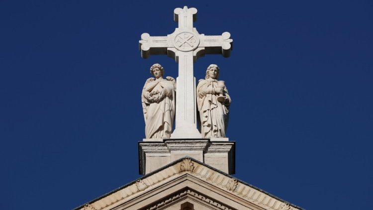 Croix sur le fronton de l'église Saint-Augustin, Paris 