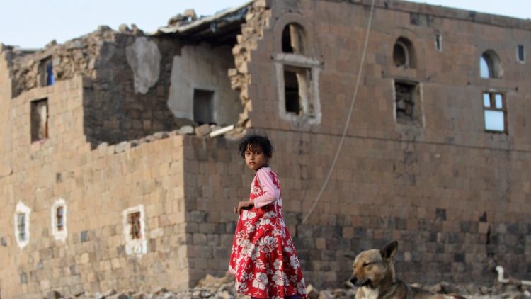 Menina nas proximidades de sua casa atingida durante um ataque aéreo da coalizão liderada pelos sauditas no povoado de Faj Attan, Sanaa