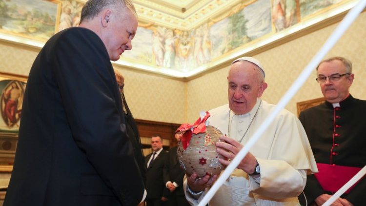 Papst Franziskus nimmt das Gastgeschenk entgegen: Christbaumkugeln mit sozialem Hintergrund
