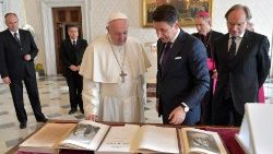 pope-francis-meets-with-italian-prime-ministe-1544875146815.JPG