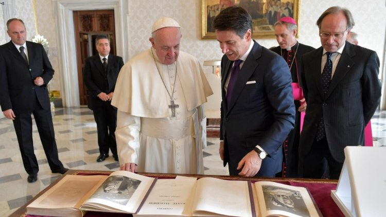 Pápež dostal do daru trojdielne vydanie Danteho Božskej komédie