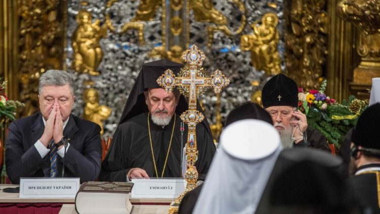 Ukraines Präsident Poroschenko, Metropolit Emmanuel von Frankreich und Patriarch Filaret von Kiew beim Gründungskonzil am Samstag