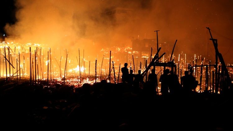 ब्राजील के मनौस शहर के घर आग में जलते हुए 