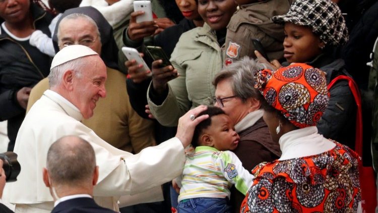 バチカンでの集いで、移民の人々との触れ合う、教皇フランシスコ
