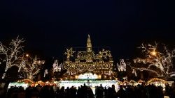 a-general-view-shows-the-christmas-market-in--1545240537918.JPG