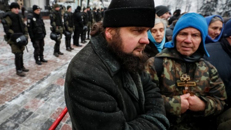 Moskautreue Christen bei einem Protest-Gebet vor einem Regierungsgebäude in Kiew