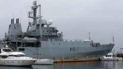 a-british-royal-navy-ship--hms-echo--is-docke-1545408838249.JPG