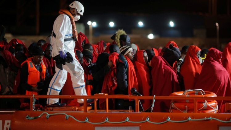 Migranti in attesa di sbarcare