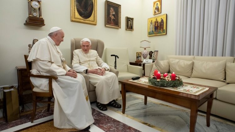 Papież Franciszek u Benedykta XVI (21 grudnia 2018 r.)