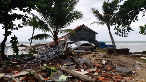 Il Papa prega per le vittime dello tsunami in Indonesia 