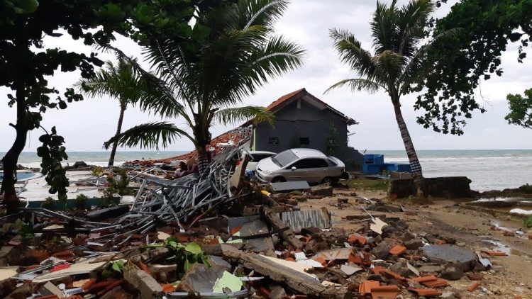 Ein Bild der Zerstörung am Carita-Strand in der Provinz Banten
