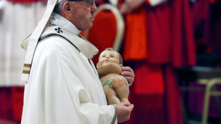 教宗方濟各手捧耶穌聖嬰