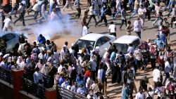 sudanese-demonstrators-run-from-teargas-lobbe-1545750533572.JPG