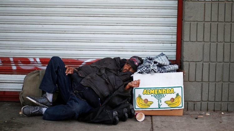 Ein Migrant aus Mittelamerika schläft am Weihnachtstag an einem Straßenrand in der Stadt Tijuana an der Grenze zu den USA