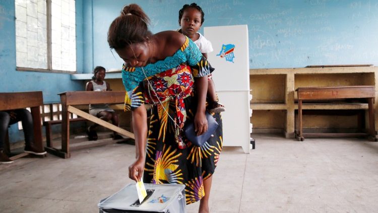 コンゴ民主共和国の大統領選挙で、投票する女性　2018年12月30日、首都キンサシャで