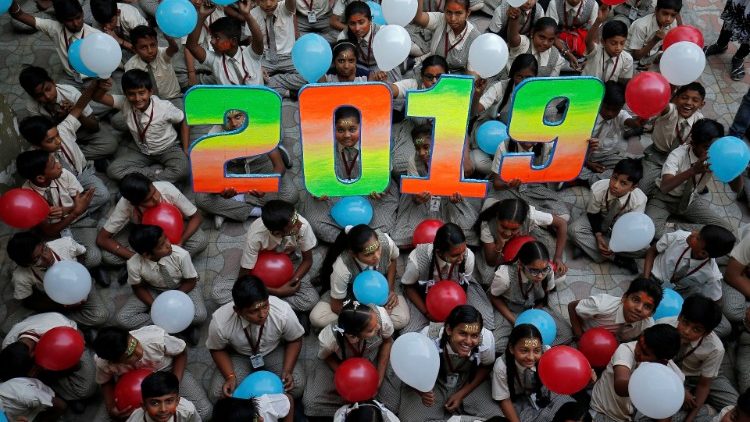 2019 - புதிய ஆண்டை வரவேற்கும் பள்ளிக் குழந்தைகள்
