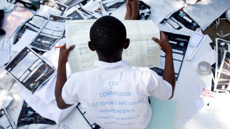 Fiscal examina material de votação no Centro Eleitoral em Kinshasa