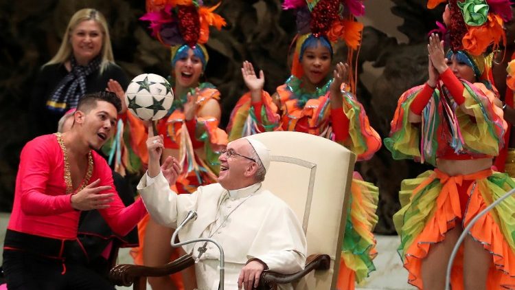 Papa Francisco, em imagem de arquivo de 2019, quando recebeu artistas cubanos de circo no Vaticano