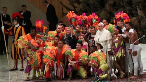 pope-francis-poses-with-members-of-circus-of--1546423442350.JPG