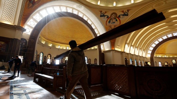 Arbeiter legen letzte Hand an, bevor die Kirche am Sonntag eröffnet wird: Die Geburt-Christi-Kathedrale im neuen Verwaltungsbezirk bei Kairo