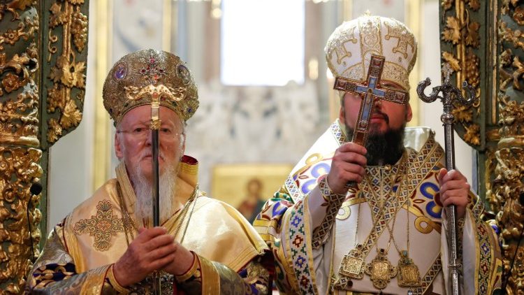 Patriarch Bartholomaios (links) und der ukrainische Metropolit Epifaniy