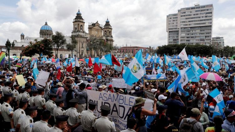 Manifestazione a Città del Guatemala contro la decisione del presidente Morales