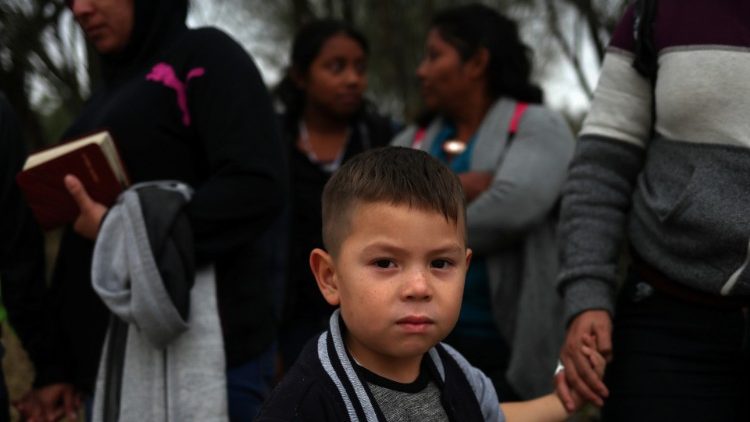 Flüchtlingskind aus Honduras  hält die Hand seiner Mutter