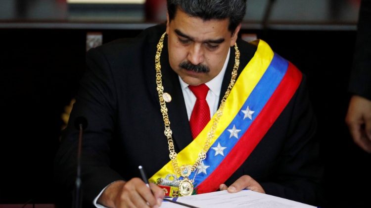 Nicolás Maduro assina para iniciar um novo mandato na Venezuela