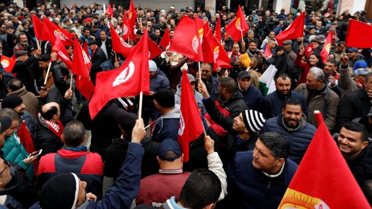 Eine Demonstration in Tunis erinnert an die friedliche Revolution vor genau acht Jahren