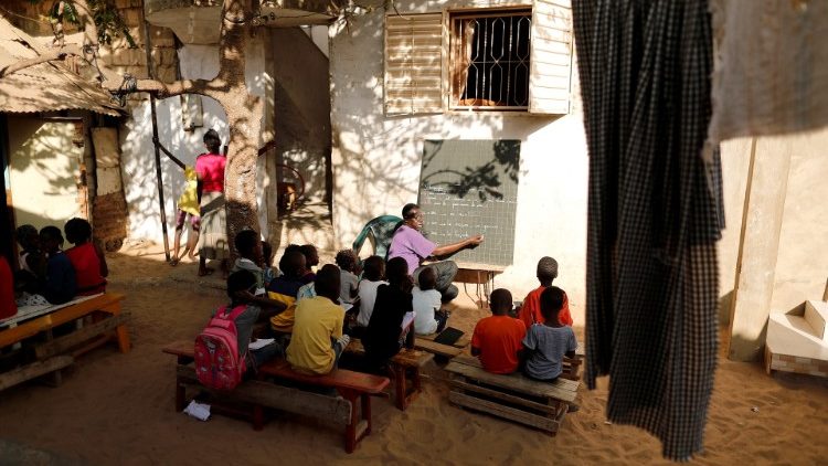 Crianças frequentando as aulas numa escola de Dakar, no Senegal
