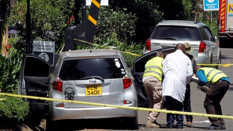 Des policiers kenyans sur le lieu de l'attentat à Nairobi, le 17 janvier. 