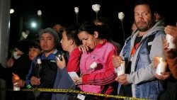 people-take-part-in-a-candlelight-vigil-to-ho-1547775843892.JPG