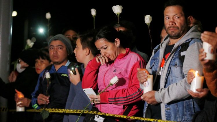 Des Colombiens prient devant les lieux de l'attentat à Bogota