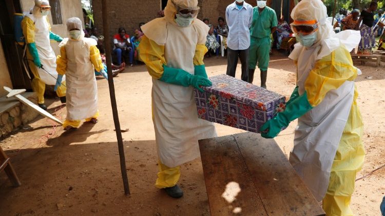 Des opérateurs de santé portant le cercueil d'un bébé dont le décès aurait pu être dû au virus Ebola, le 18 décembre 2018 à Beni, au Nord-Kivu.