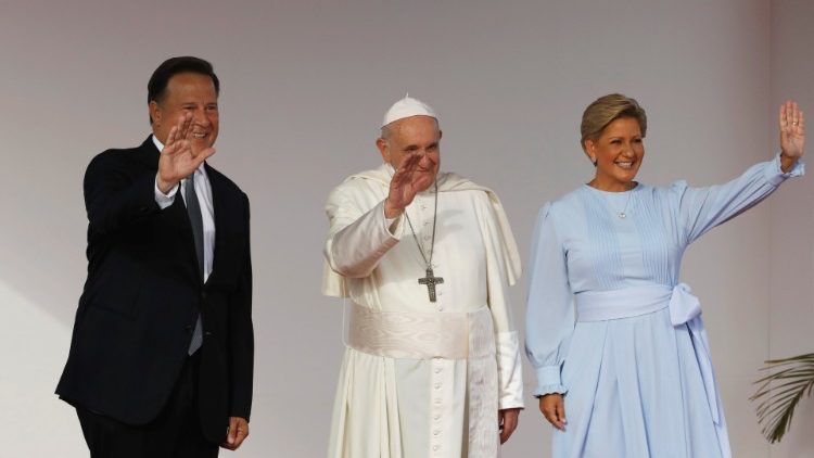 Le Pape François entouré du président panaméen et de son épouse
