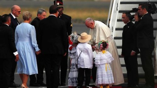 Pápeža Františka privítali v Paname, stretne sa s prezidentom, biskupmi a mládežou