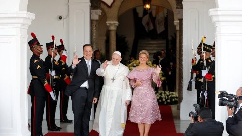 パナマ訪問：教皇、バレーラ大統領と会談