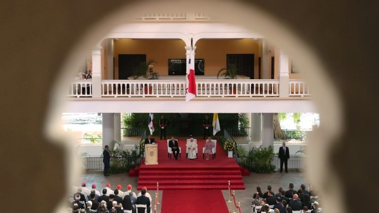 Påven Franciskus möter Panamas president och civila myndigheter i Bolivar-palatset