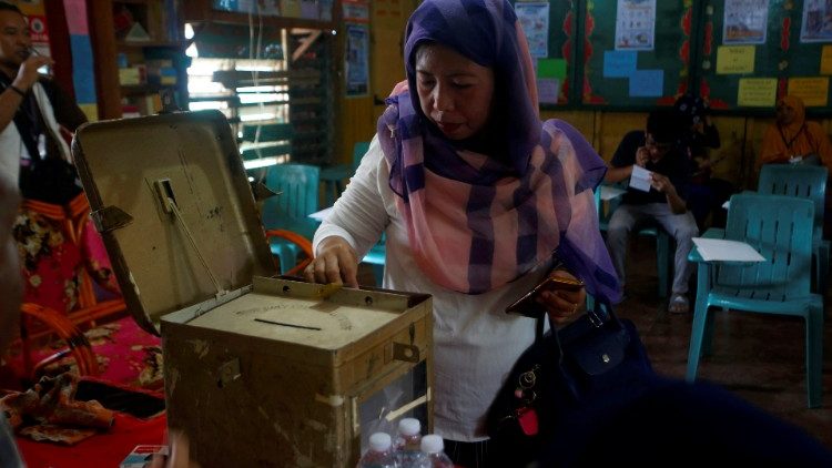 Une femme philippine vote lors du référendum de janvier 2019 