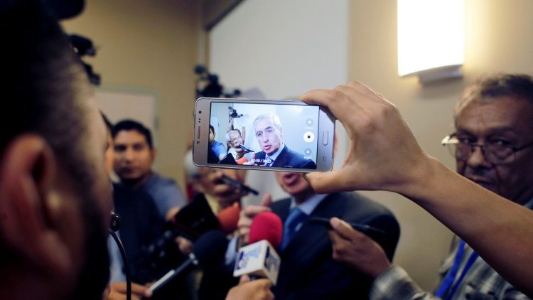Periodista local usa su celular en la conferencia de prensa con miembros del Parlamento Europeo en Managua