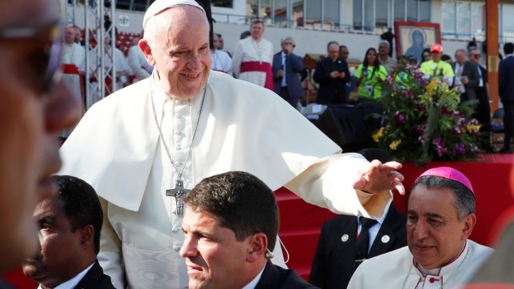 Pope Francis greets WYD volunteers