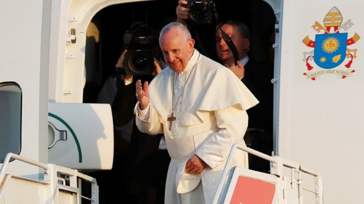 Le Pape François saluant la foule depuis son avion