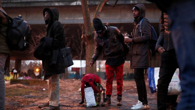 फ्राँस के पोर्ता विले के शिविर से हटाये गये आप्रवासी और शरणार्थी 