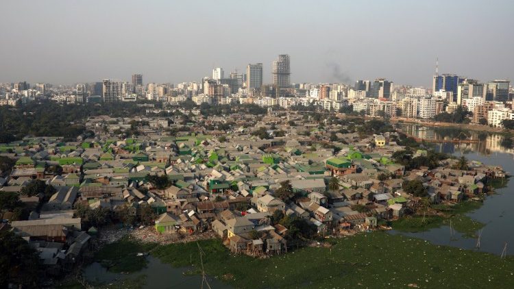 Der Korail Slum in Dhaka - Bangladesch ist eines der ärmsten Länder der Welt, daher genießen viele Kinder keine Schulbildung
